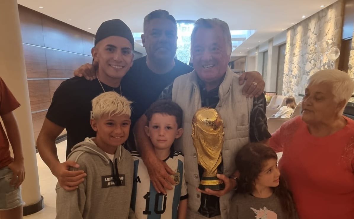 Chiqui Tapia y Luis Barrionuevo con la Copa del mundo generaron revuelo en Mar del Plata