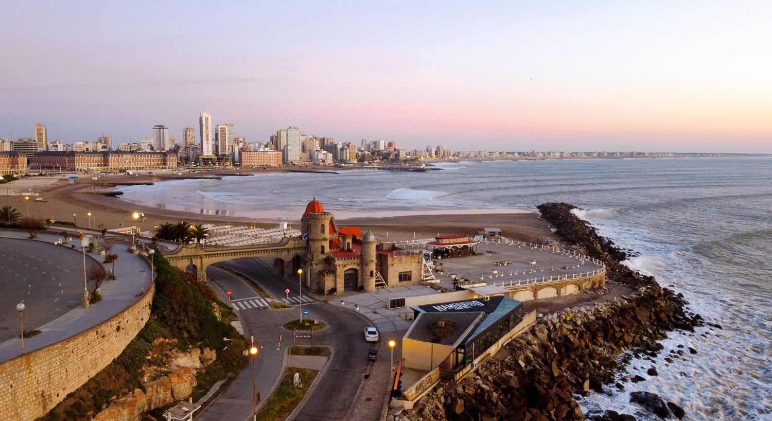 Mar del Plata: Resistencia al “toque sanitario”, aumento de casos y proyecto para advertir aglomeraciones en playas