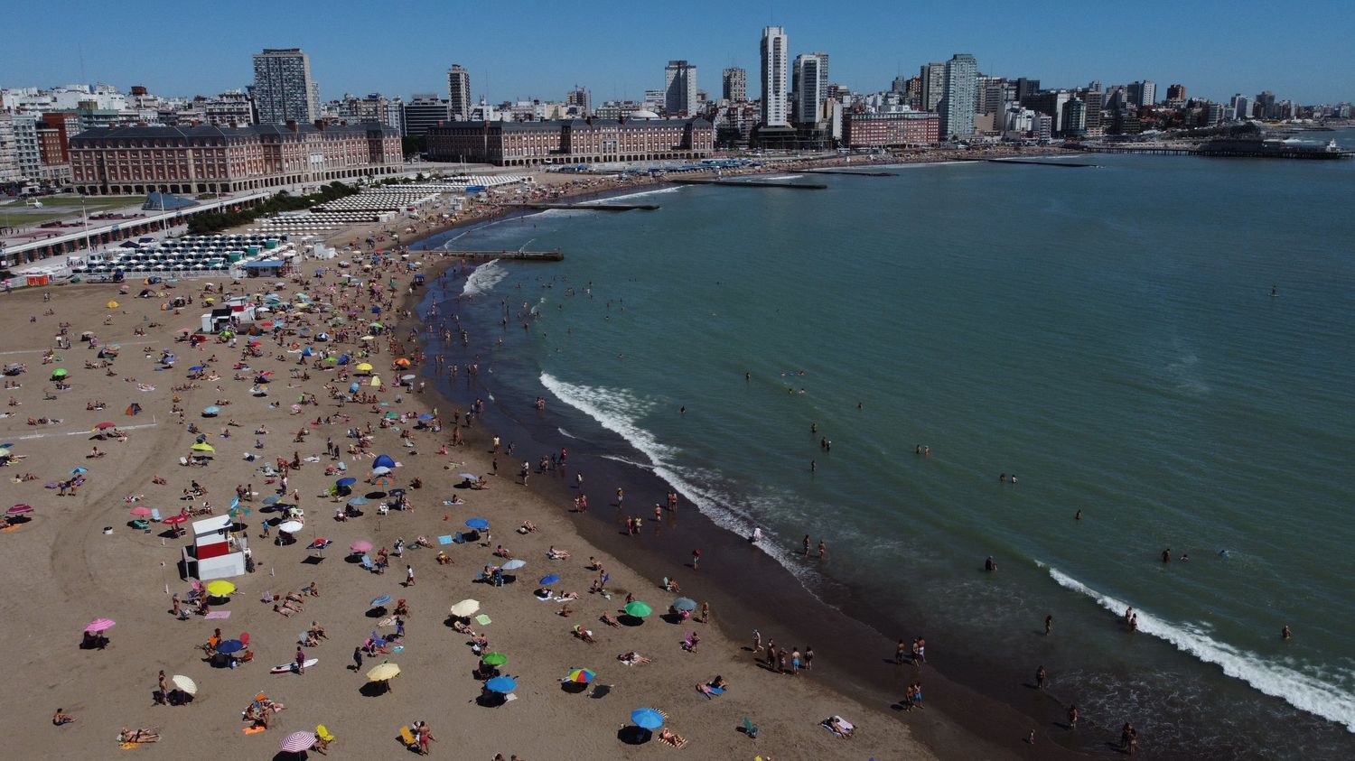 Mar del Plata: Un 25% de los trabajadores hoteleros está aislado pero la afluencia turística no se detiene