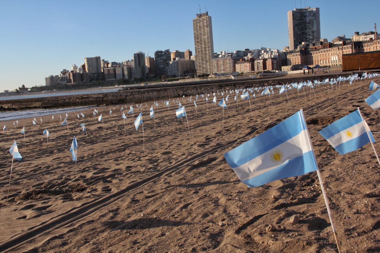 Mar del Plata: Homenajearon a los muertos por COVID con 504 banderas en la playa