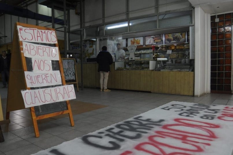 Conflicto en mercado municipal de Bahía Blanca: A pesar de la clausura, los comerciantes durmieron en el lugar y abrieron sus locales