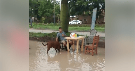 Video: Vecino de Mercedes desayunó en el "balneario" en medio de una avenida inundada