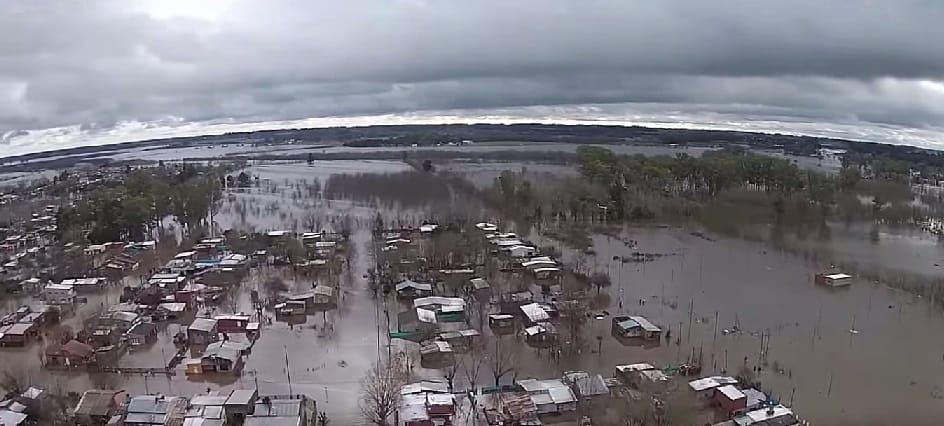 Dos mil evacuados en Mercedes, la peor inundación en 25 años
