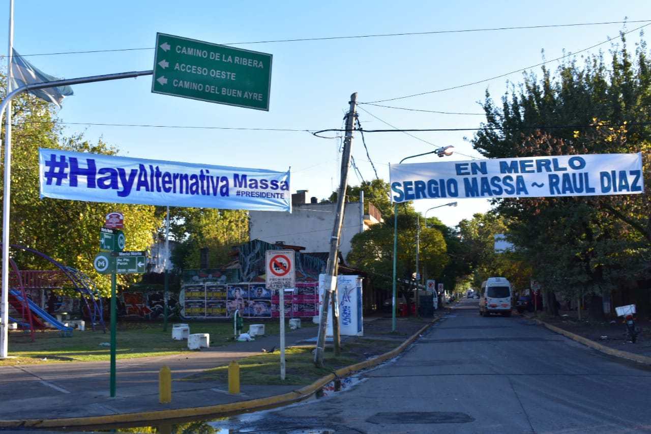Elecciones: El municipio de Merlo amaneció tapizado con la leyenda "Massa Presidente"  