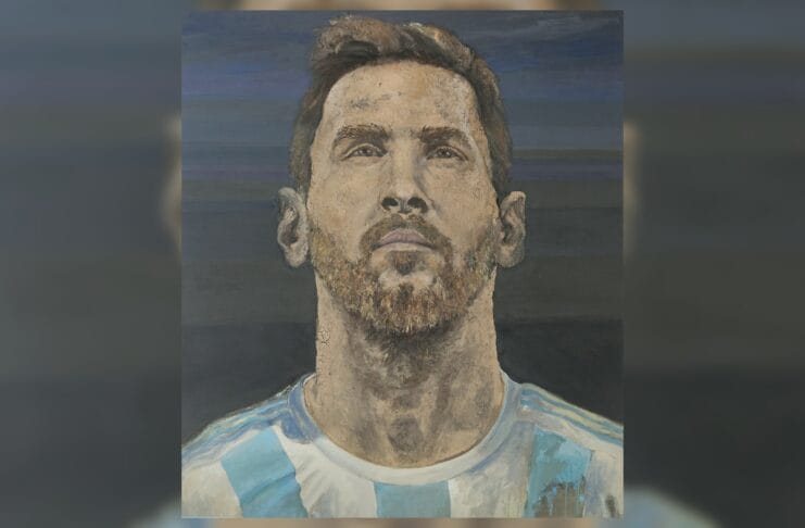 Coqui López, el artista bonaerense que retrató a Messi con tierra de su casa y el potrero de su infancia