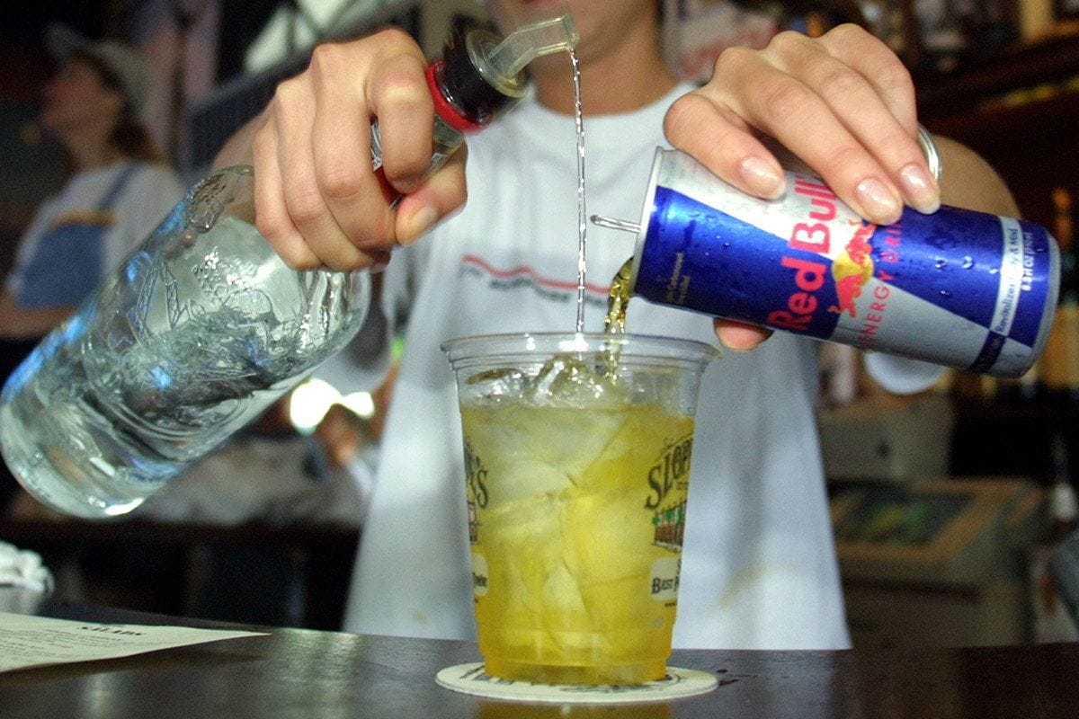 Buscarán regular publicidades de bebidas energizantes y prevenir su mezcla con alcohol