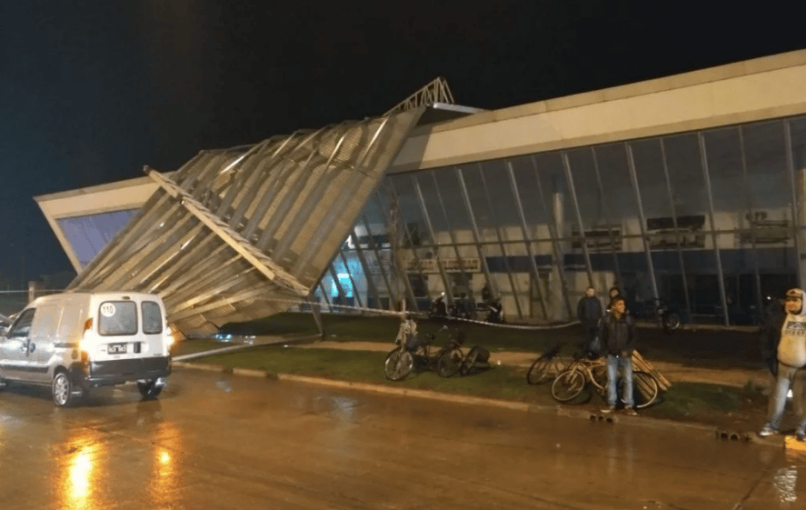 Temporal en Miramar: Voló el techo de la terminal