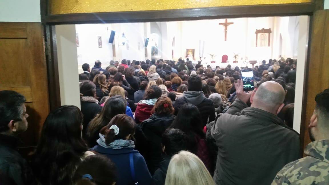Multitudinaria misa en la Catedral de Moreno a una semana de la tragedia en la Escuela 49