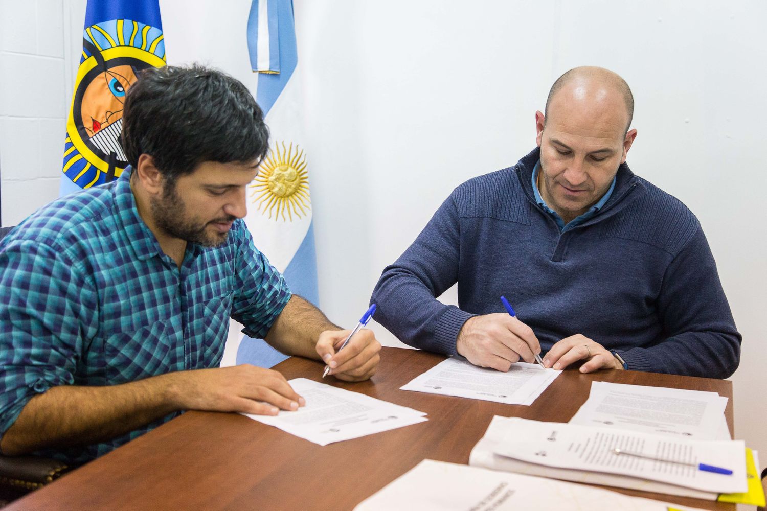 Martiniano Molina firmó un convenio para reconstruir un puente que dos barrios de Quilmes y Varela