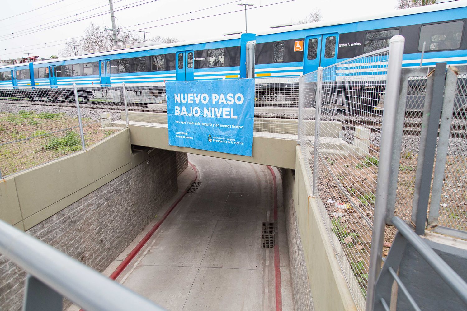 Tras inaugurar un bajo vías en Quilmes, Molina y Dietrich compartieron un viaje en tren