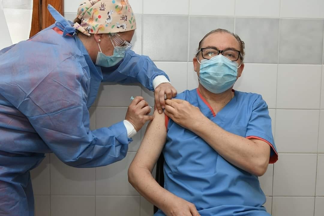 Monte Hermoso empezó a vacunar: Ya se aplicaron la dosis quince trabajadores de la salud