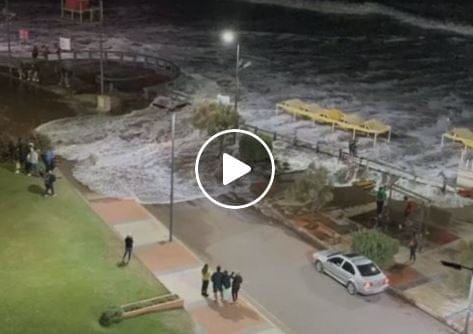 Video: Por sudestada, el agua llegó hasta la costanera en Monte Hermoso