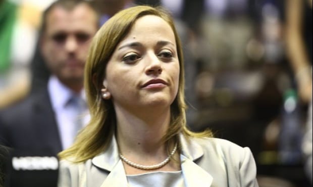 Cecilia Moreau calificó de "cobarde" a Macri por una foto, pero la imagen era del 2001