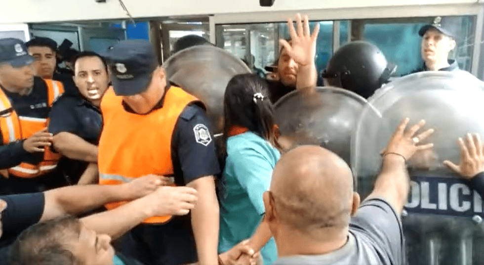 Paro, protesta e incidentes en Moreno: Municipales reclaman recomposición salarial e ingresaron al municipio