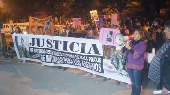 Manifestación en dos clínicas de Moreno por denuncias de mala praxis 