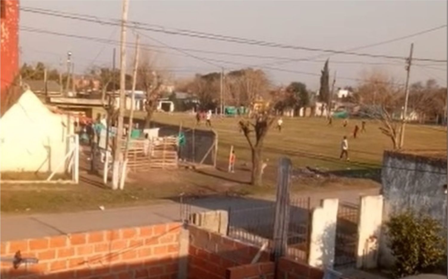 Coronavirus en Moreno: Jugaban un partido de fútbol, los vecinos los denunciaron pero la Policía nunca apareció