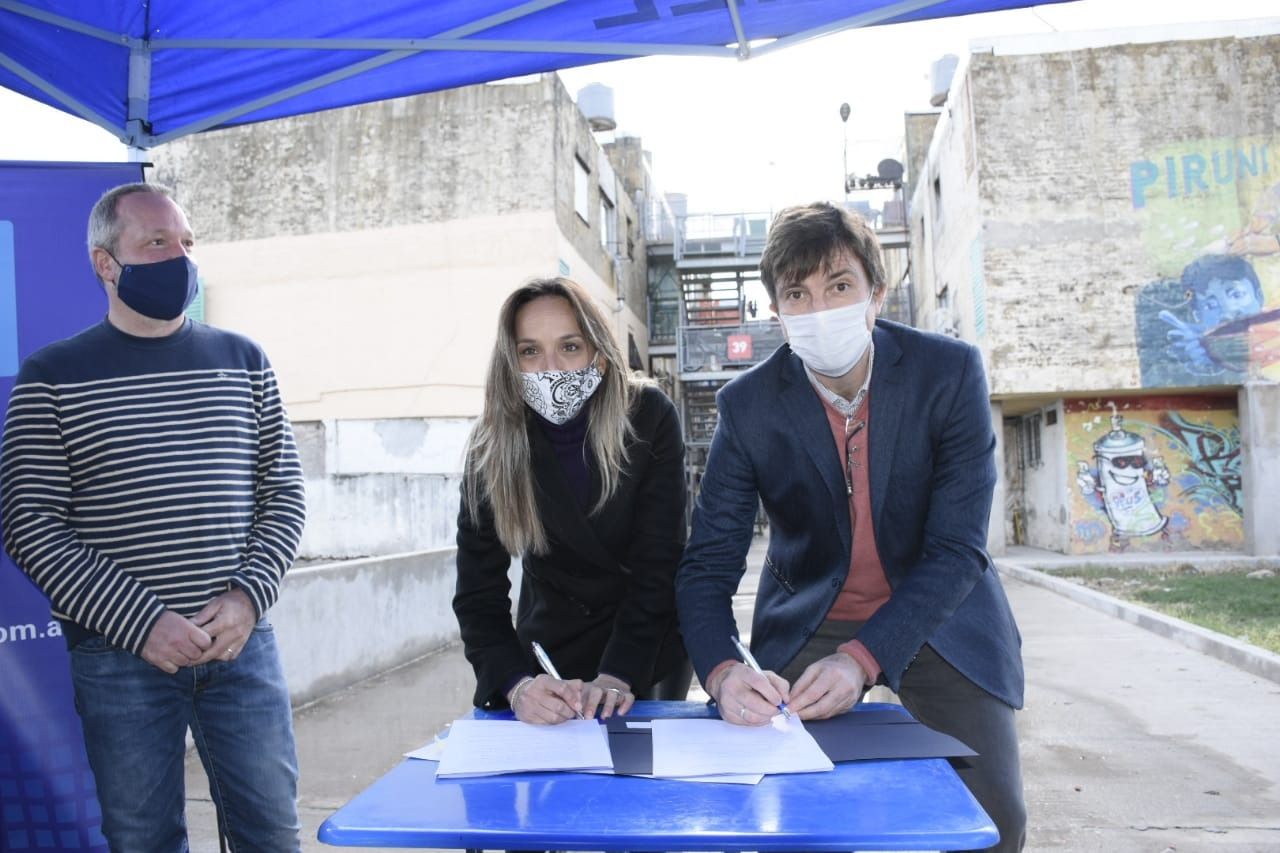 Municipio de Morón y Aysa entregaron lavandina en el Barrio Carlos Gardel y firmaron un convenio por obras