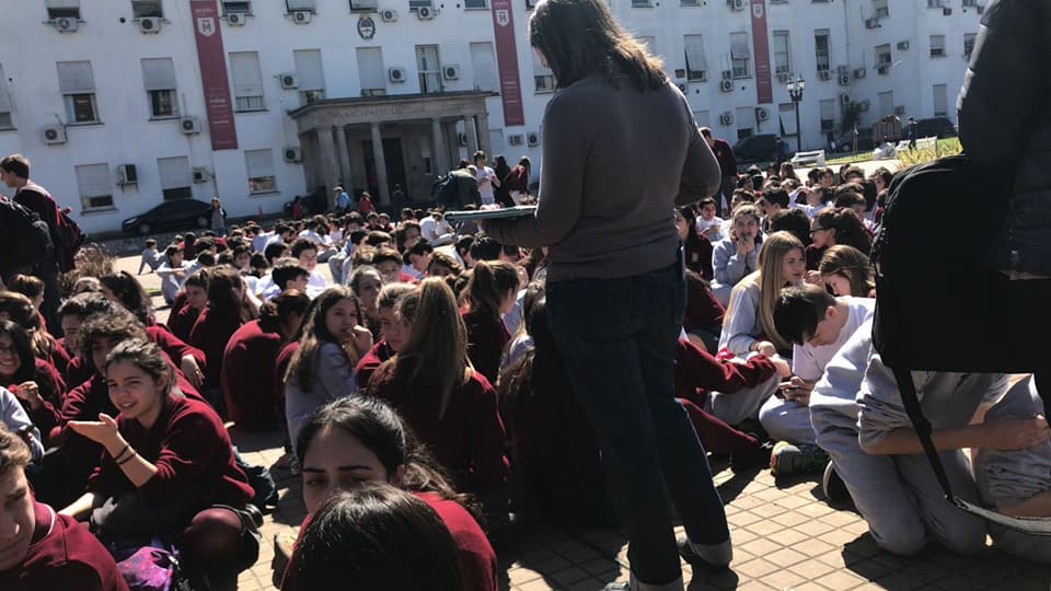 Evacuaron escuela a la que asisten los hijos de Vidal por una amenaza de bomba