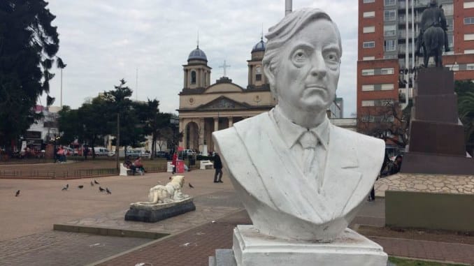 El Concejo Deliberante de Morón aprobó el retiro del busto de Néstor Kirchner