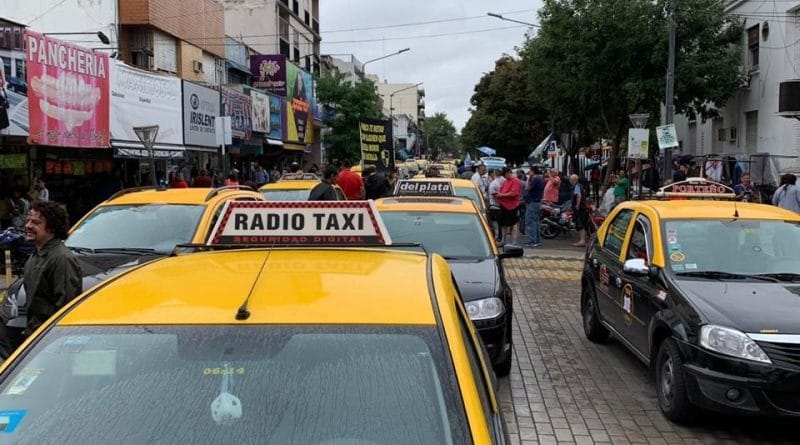 Morón: Taxistas se movilizaron en rechazo al desembarco de Uber en el aeropuerto de El Palomar