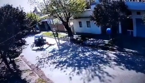 Impactante video: En Moreno motochorros arrastraron a una joven para robarle la mochila y un auto la atropelló