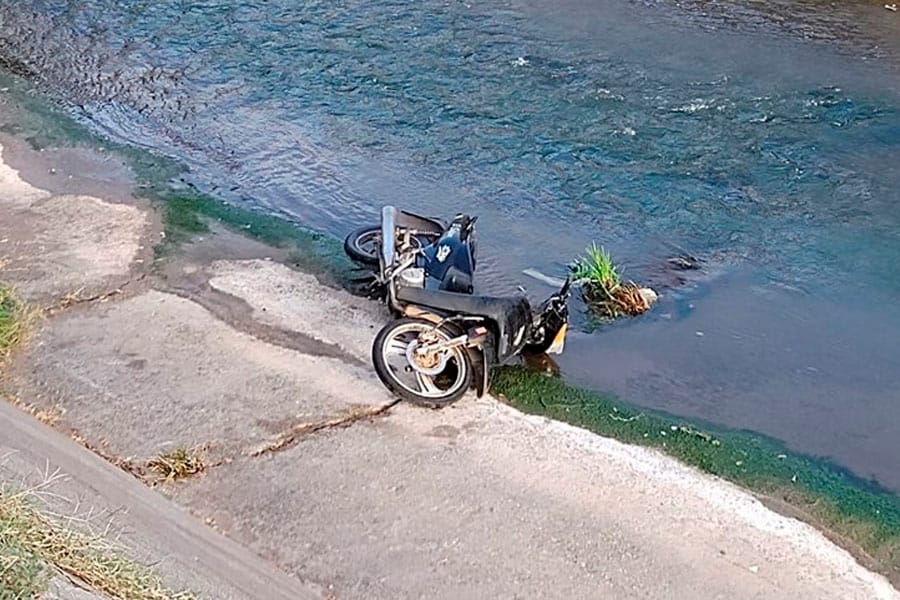 Bahía Blanca: Encontraron a un hombre fallecido en un canal y una moto tirada