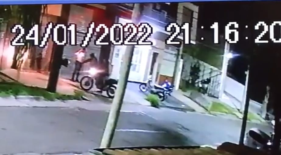 Video: Motochorros balearon a un hombre delante de su esposa para robarle el celular en Castelar