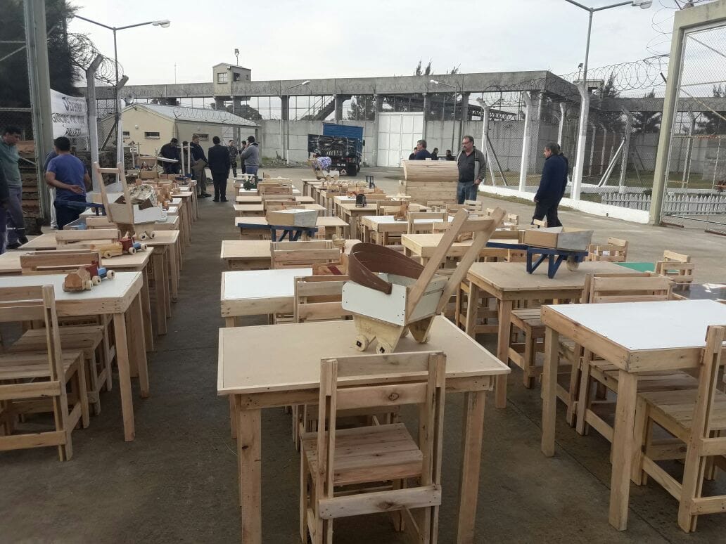 Internos de la cárcel de San Martín construyeron muebles para un comedor de niños
