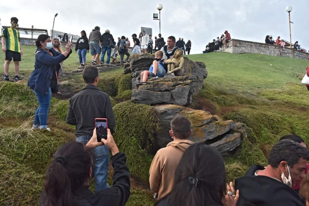 Mar del Plata: La misteriosa estatua se convirtió en atractivo turístico y su autor no aparece