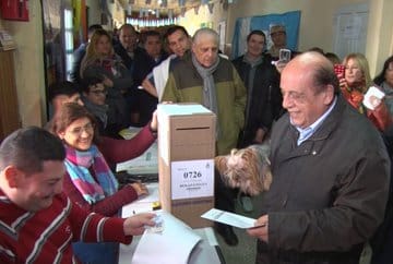 Berazategui: El candidato que fue a votar con su hijo que deja el cargo y hasta con la mascota