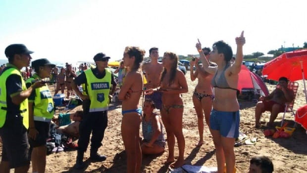 Necochea: Policía echó de la playa a tres mujeres que hacían topless