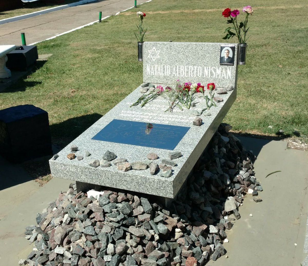 Tres años de la muerte de Nisman: Homenajearon al exfiscal en el Cementerio de La Tablada