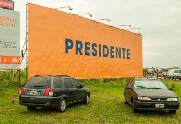 Video: Patrulleros custodian carteles de la campaña presidencial de Scioli