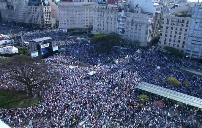 Marcha del Millón: El gobierno apostó fuerte a la movilización en Obelisco, Provincia y el país