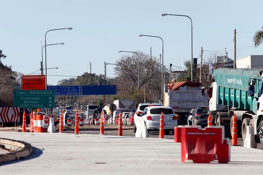 Complica el tránsito la mala calidad de las obras de la autopista La Plata Buenos Aires 