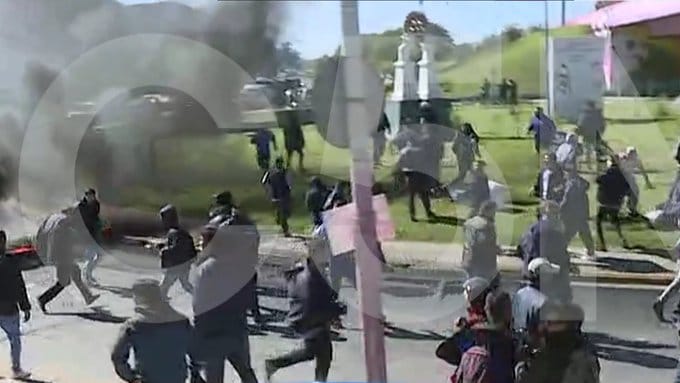 Descontrol durante una protesta de choferes en Moreno: Manifestantes atacaron varios comercios a piedrazos