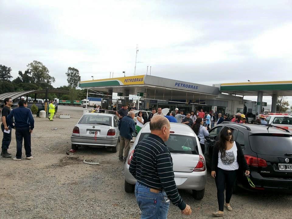 Insólito choque en Baradero: 8 heridos tras colisión de 6 autos en una estación de servicio