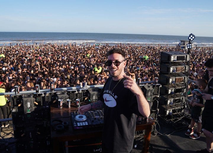 Tercera ola de Covid: Una multitud sin distancia ni barbijo, al ritmo de un DJ en el primer show masivo en la Costa