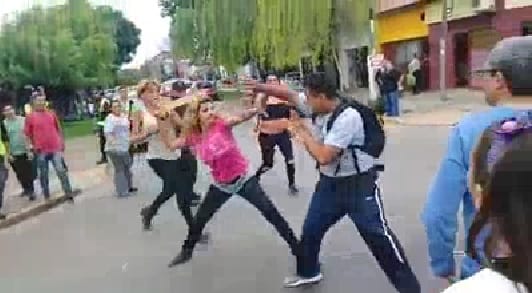 San Miguel: Dos travestis atacaron a un joven en medio de una protesta por amenazas de bomba
