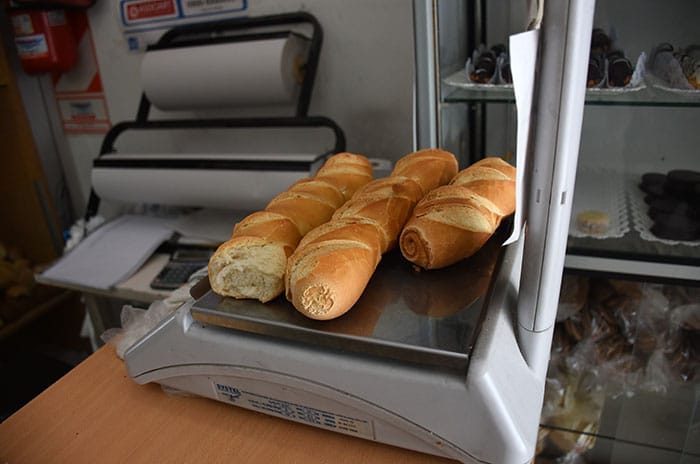 Panaderos de la Provincia denuncian que los molinos les cobran la harina a "precio dólar"