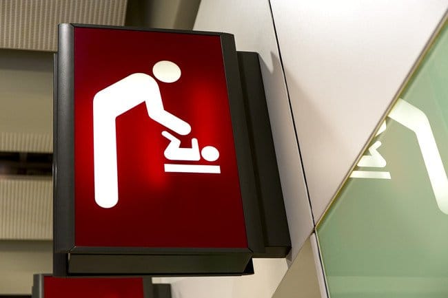 Diputado propone instalar cambiadores de pañales en los baños de hombres en Provincia