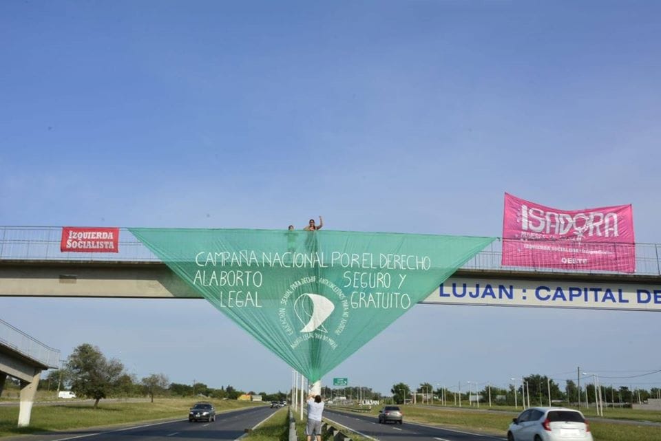 Día de la Mujer #8M: Pañuelo verde gigante en acceso a Luján mientras la Iglesia convocó a misa "por la vida"
