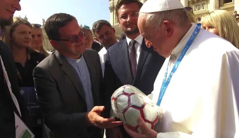 El Papa Francisco recibió pelota fabricada por presos en Trenque Lauquen