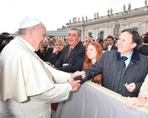 Bevilacqua saludó al Papa Francisco en el Vaticano