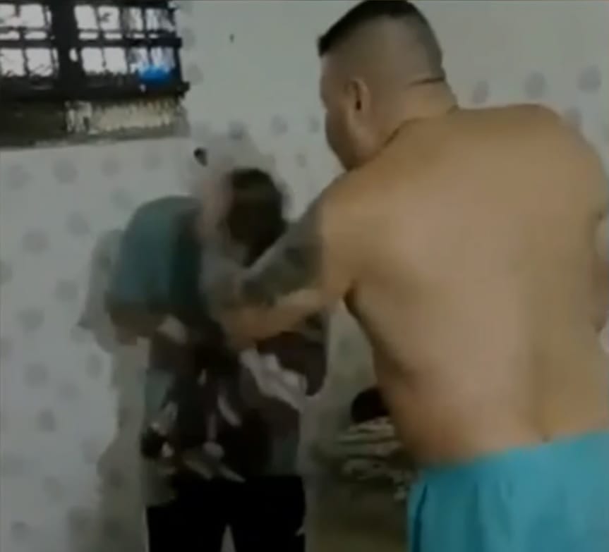El video viral de "Papupa" en prisión: Así el ex Barra de Gimnasia de La Plata golpea a un compañero de celda