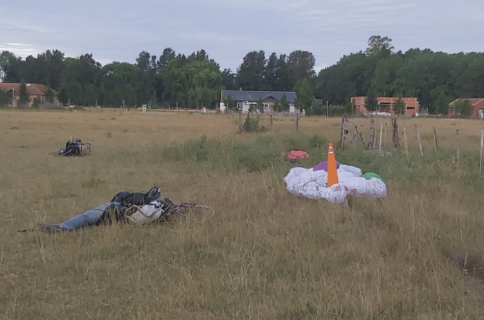 Choque de parapentes: Un muerto y un herido en un campo entre Brandsen y La Plata