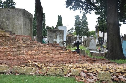 Luján: Cayó paredón del Cementerio Municipal