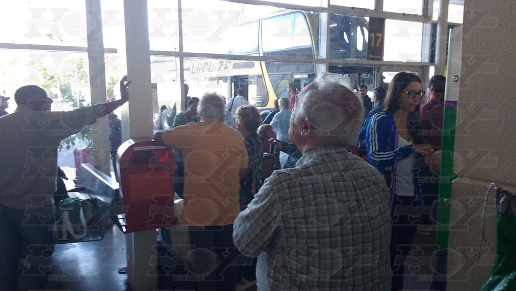 Cientos de pasajeros varados por un paro sorpresivo en la terminal de La Plata