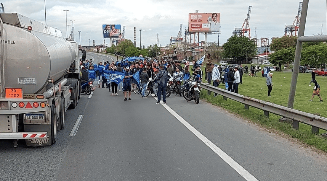 Dock Sud: Hinchas de San Telmo cortaron la autopista porque no los dejan ir a ver el partido por Copa Argentina