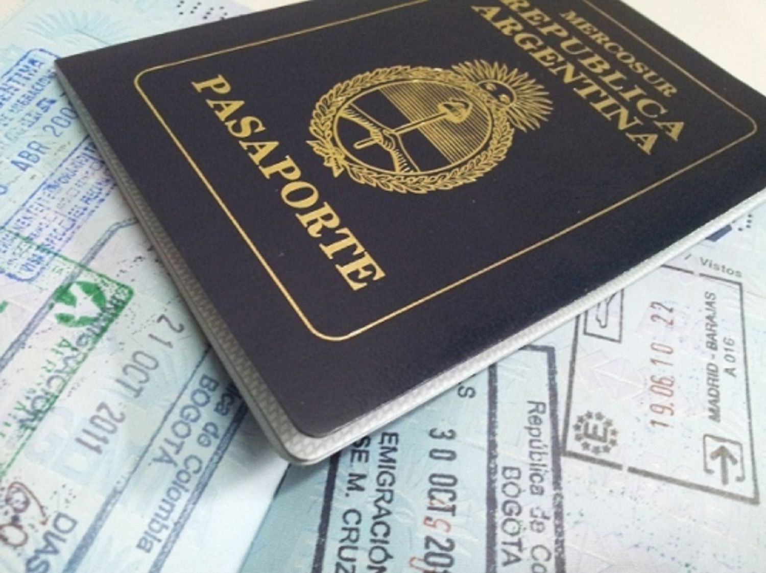 El pasaporte argentino permite viajar sin visa a 144 países